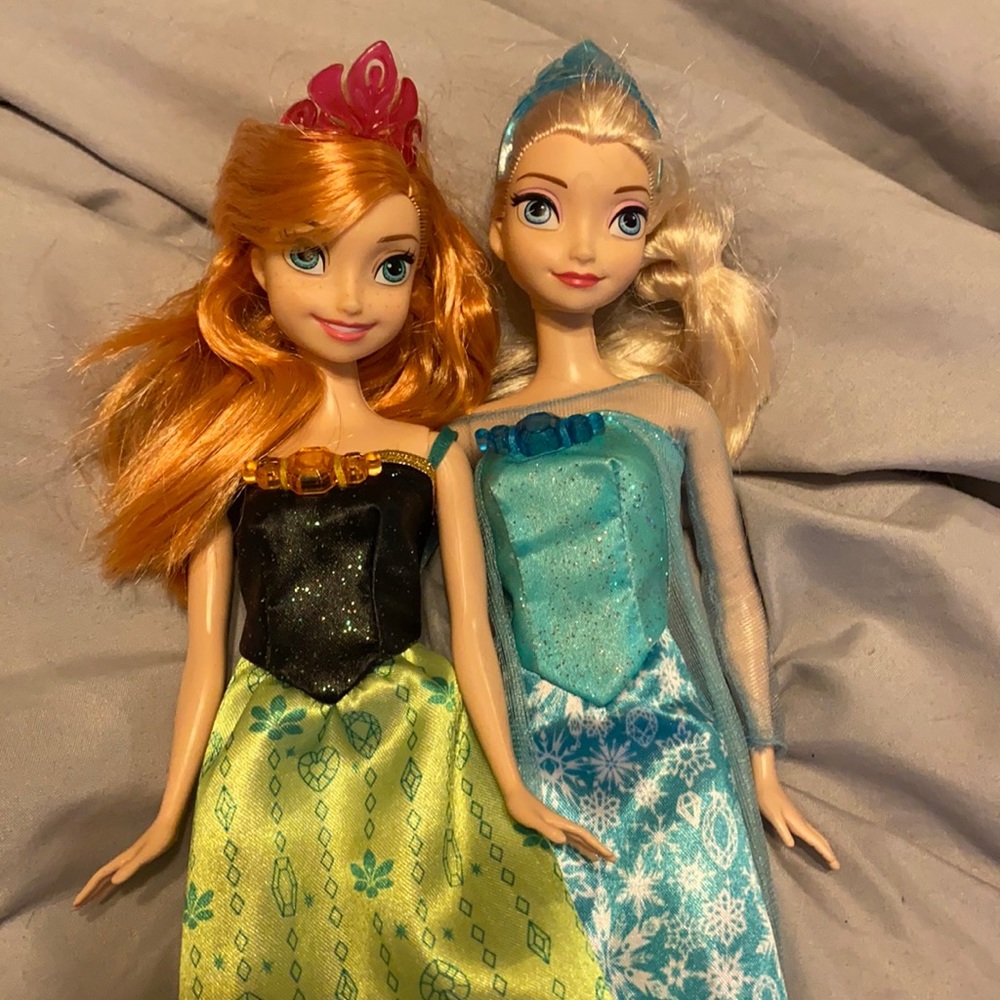 Disney’s Frozen Ana and Elsa